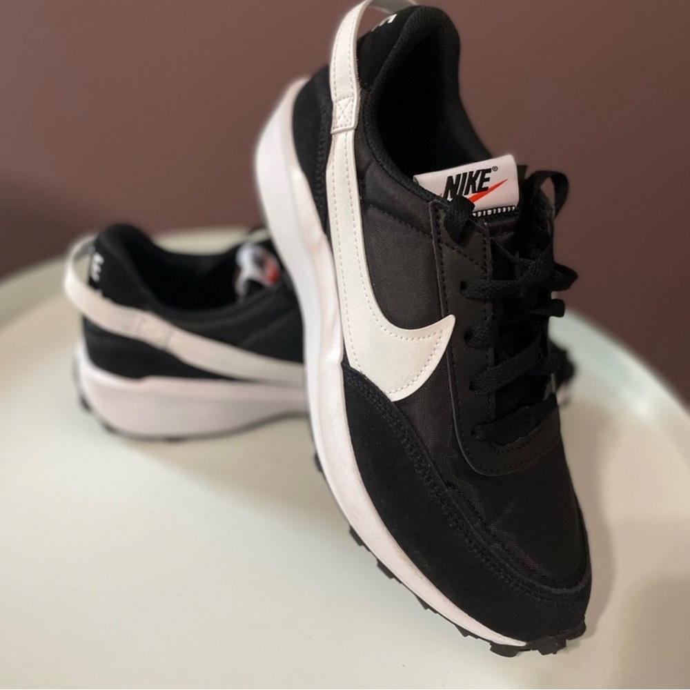 Women's Waffle Debut Retro Runner Sneaker, like new